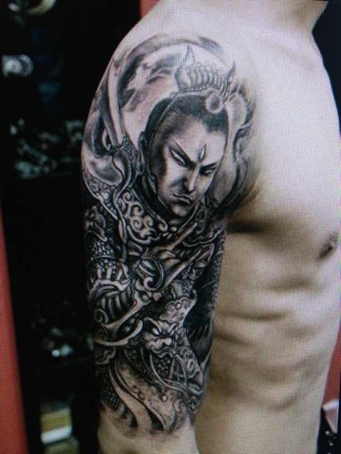 点击大图看下一张：大臂帅气的二郎神纹身