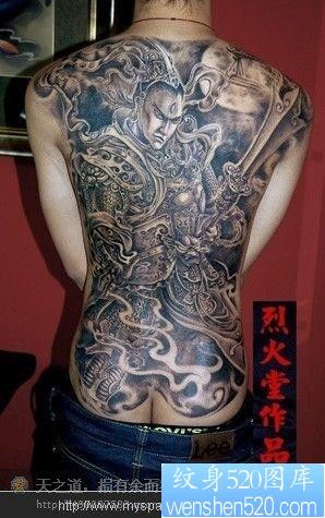 点击大图看下一张：男生背部超帅的满背二郎神纹身图片