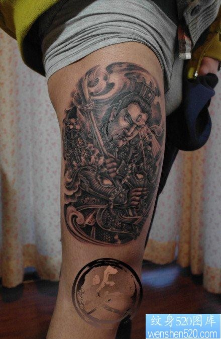 点击大图看下一张：腿部帅气霸气的二郎神纹身图片