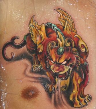 点击大图看下一张：胸部彩色招财神兽貔貅纹身图片纹身图案
