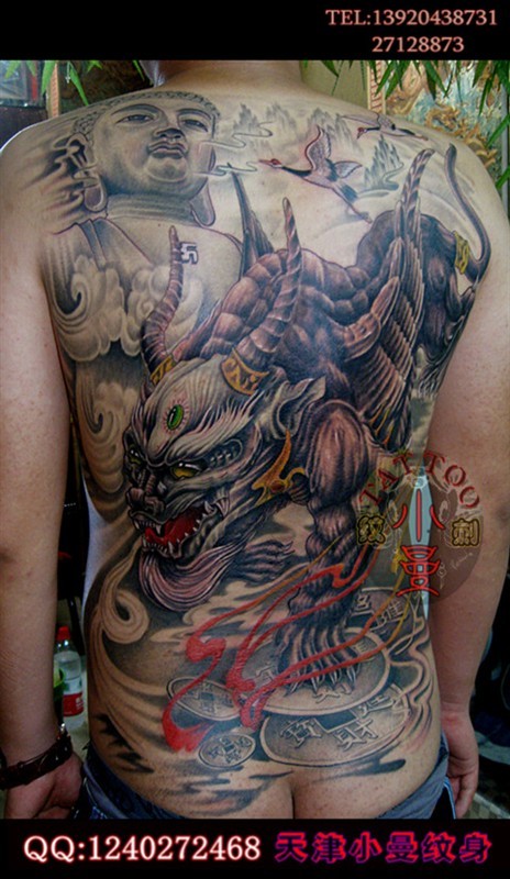 点击大图看下一张：男士背部霸气的貔貅纹身图案