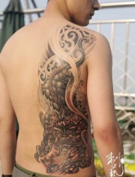 男性背部貔貅经典纹身