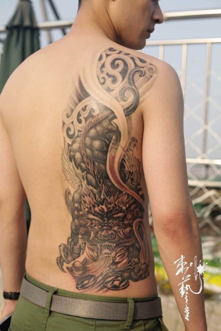 点击大图看下一张：男性背部貔貅经典纹身
