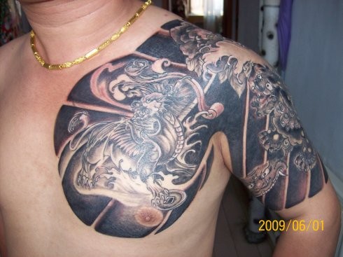 点击大图看下一张：超酷的半甲貔貅纹身