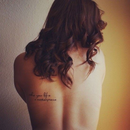 点击大图看下一张：女性背部小清新字母纹身