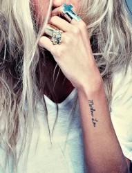 女性手臂上一款小清新字母纹身