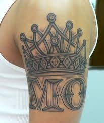 点击大图看下一张：男人手臂帅气的皇冠字母纹身