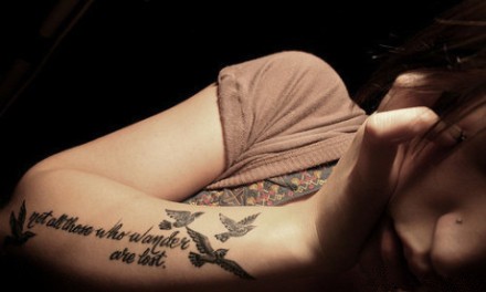 点击大图看下一张：女性手臂英文小鸟刺青