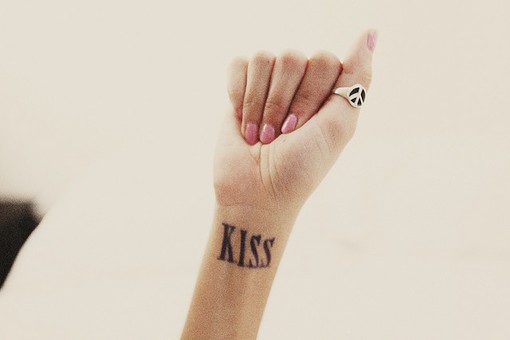 点击大图看下一张：女性手臂kiss刺青