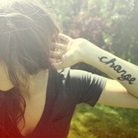 点击大图看下一张：女孩子手臂上的字母刺青