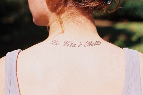 点击大图看下一张：女性颈部一圈可爱的英文刺青