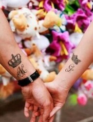 女性手指独特英文创意刺青