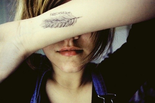 点击大图看下一张：欧美女性手臂羽毛漂亮刺青