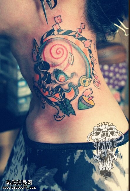 点击大图看下一张：性感女性的纹身图案