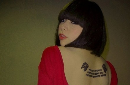 点击大图看下一张：女性背部英文图腾刺青