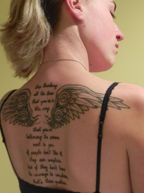 点击大图看下一张：女人后背翅膀字符刺青