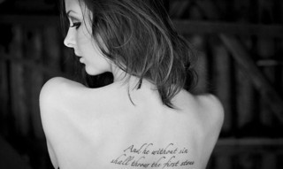 点击大图看下一张：女性后背英文字符刺青