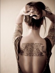 女性背部的字符刺青。