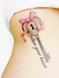女性腰部钥匙刺青