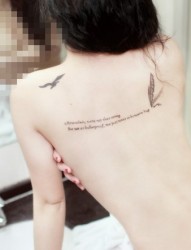 女性背部大雁英文字符刺青