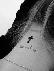 女性颈部十字架刺青