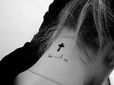 点击大图看下一张：女性颈部十字架刺青