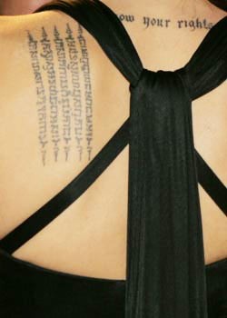 点击大图看下一张：女性背部字符刺青
