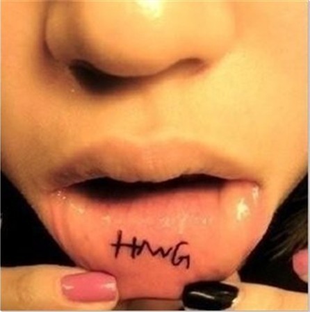 点击大图看下一张：女性嘴唇独特英文刺青