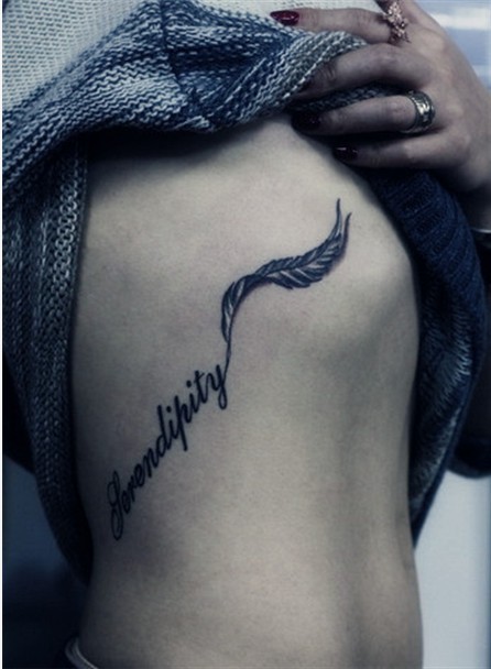点击大图看下一张：女性腰部羽毛英文独特漂亮刺青