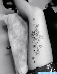 女人腿部唯美的花体字母纹身图片