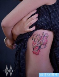美女侧胸唯美好看的花卉与字母纹身图片
