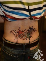 男性后腰流行精美的花体字母纹身图片