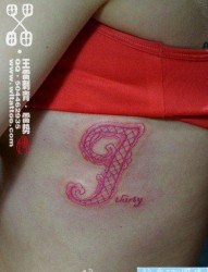美女侧胸流行精美的蕾丝字母纹身图片