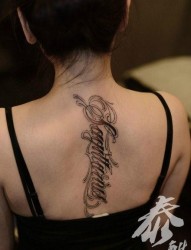 女人后背精美流行的花体字母纹身图片