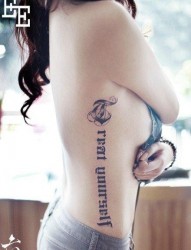 美女侧腰前卫流行的哥特字母纹身图片