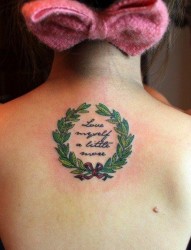 女人后背唯美的花环与字母纹身图片