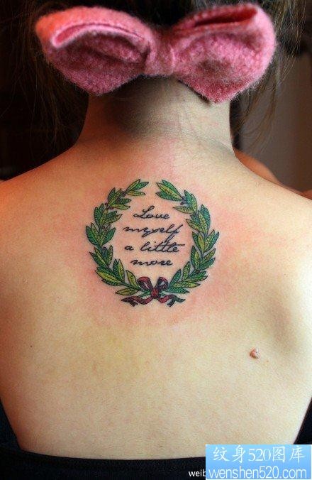 点击大图看下一张：女人后背唯美的花环与字母纹身图片