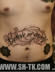 男生腹部前卫唯美的花体字母纹身图片