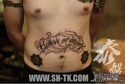 点击大图看下一张：男生腹部前卫唯美的花体字母纹身图片