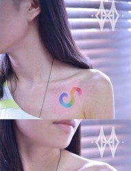 美女肩膀处漂亮清晰的彩色字母纹身图片