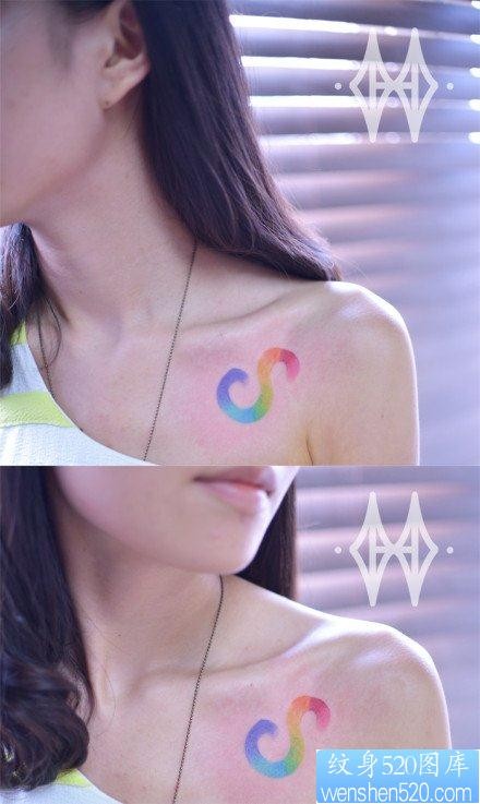 点击大图看下一张：美女肩膀处漂亮清晰的彩色字母纹身图片