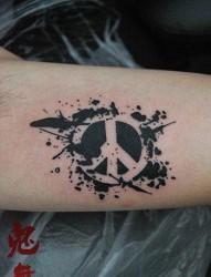 手臂一张前卫流行的反战符号纹身图片