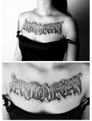 女人胸前超酷哥特字母纹身图片