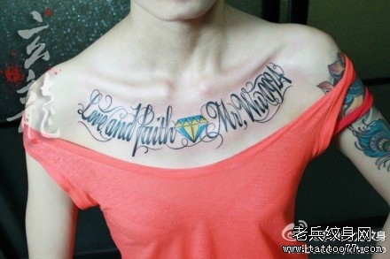 点击大图看下一张：女人胸前前卫精美的花体字母纹身图片
