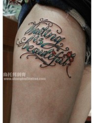 女人腿部前卫好看的花体字母纹身图片
