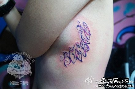 点击大图看下一张：美女胸部漂亮流行的彩色花体字母纹身图片