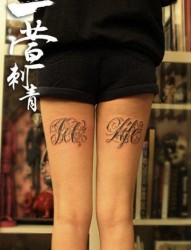 女人腿部流行时尚的花体字母纹身图片