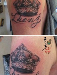男性手臂经典的皇冠与字母纹身图片