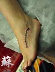 女人脚背唯美流行的字母纹身图片