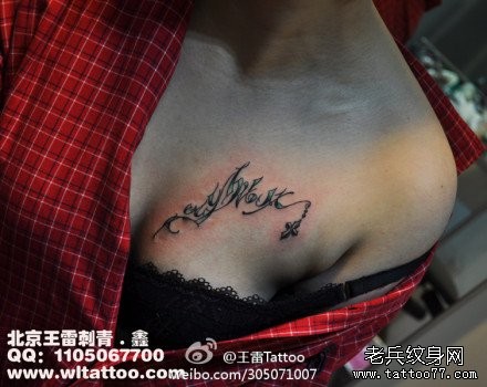 点击大图看下一张：美女胸部流行漂亮的花体英文字母纹身图片